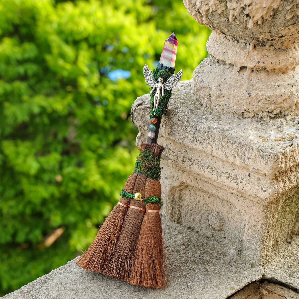 Escoba Ritual de Bruja con Cristal Natural — Decoración de Altar