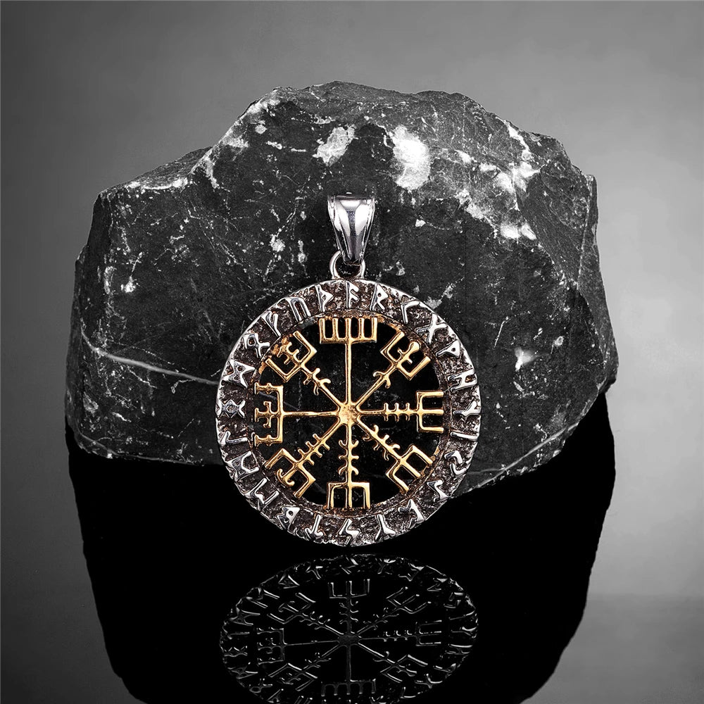 Colgante Nórdico Vegvísir — Brújula Vikinga de Acero Inoxidable