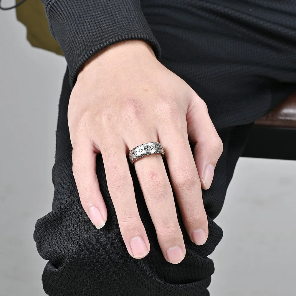 Anillo Vikingo de Runas — Acero Inoxidable de Inspiración Nórdica