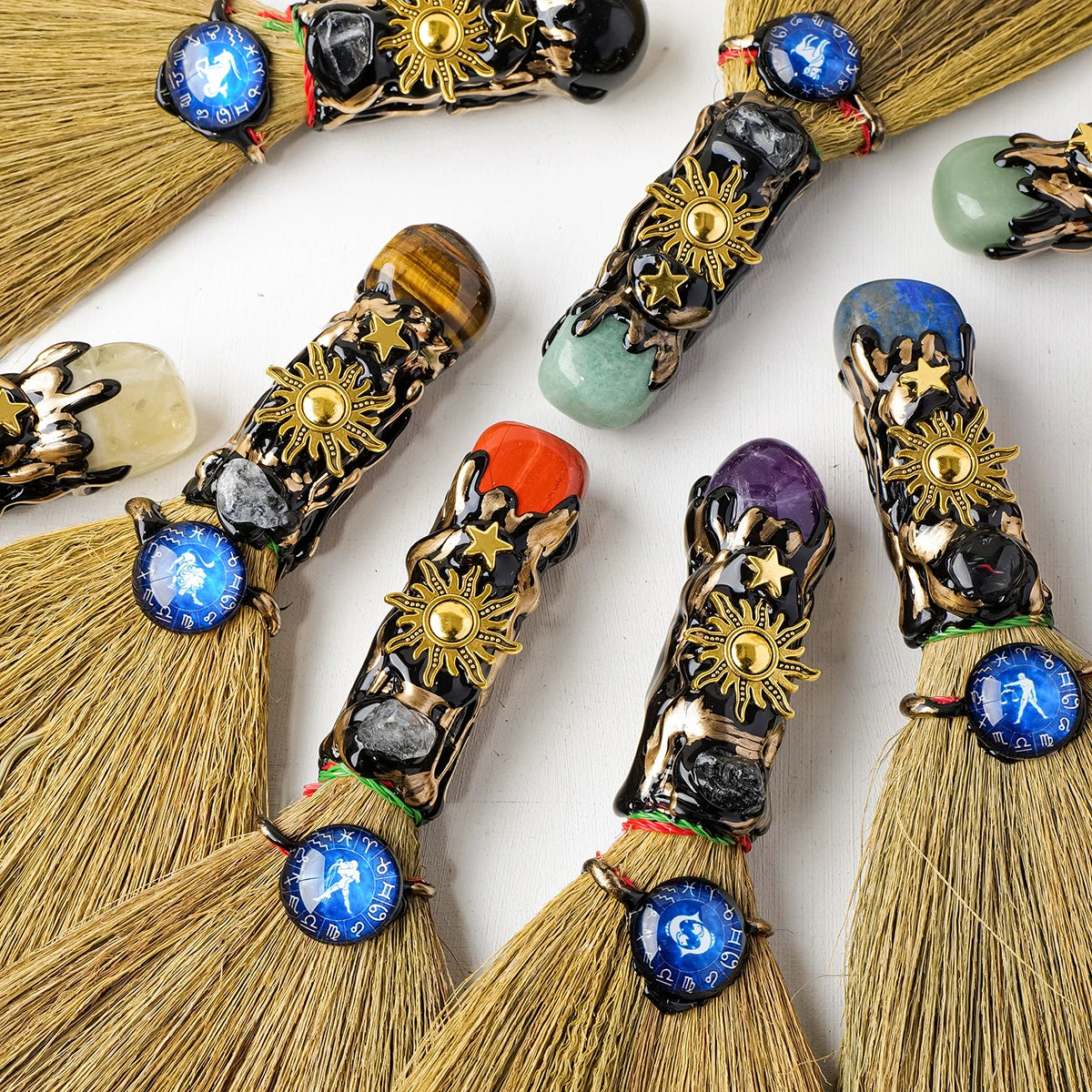 Escoba Mágica de Bruja con Cristal Natural — Amuleto Ritual