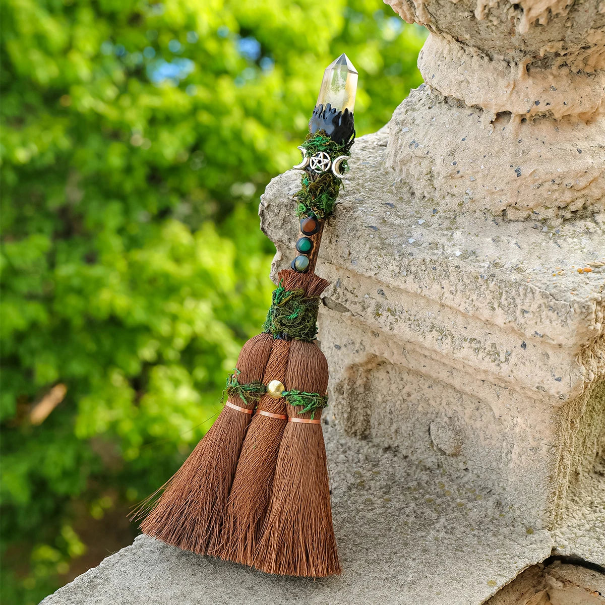 Escoba Ritual de Bruja con Cristal Natural — Decoración de Altar