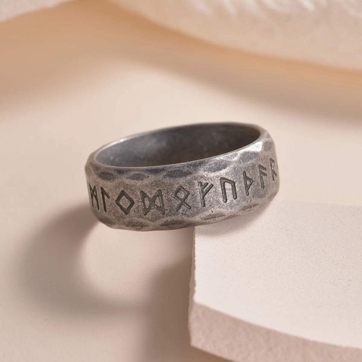 Anillo Vikingo de Runas — Acero Inoxidable de Inspiración Nórdica