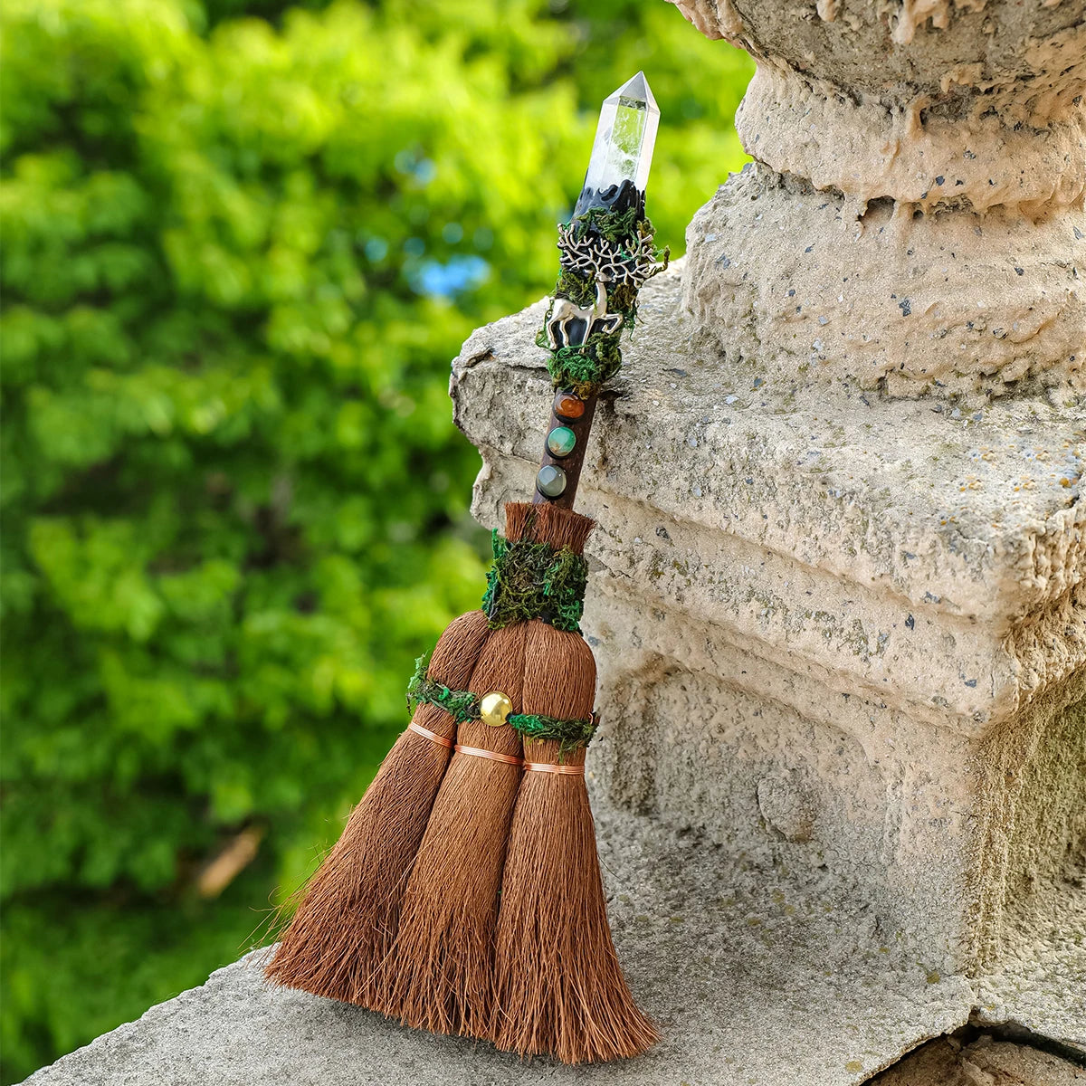 Escoba Ritual de Bruja con Cristal Natural — Decoración de Altar