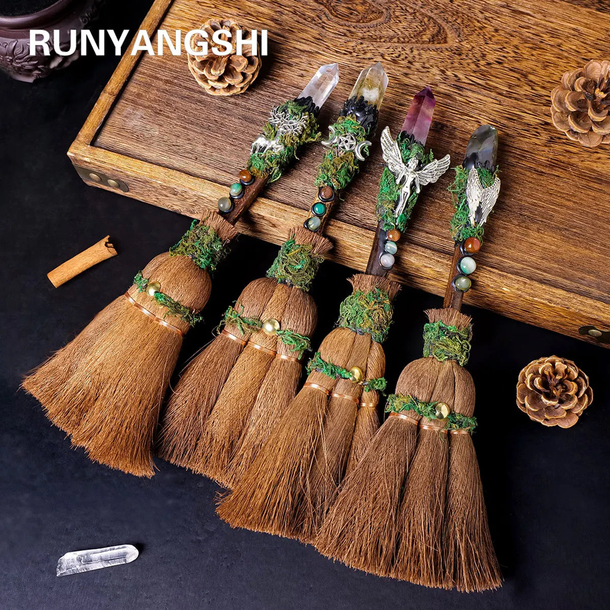 Escoba Ritual de Bruja con Cristal Natural — Decoración de Altar