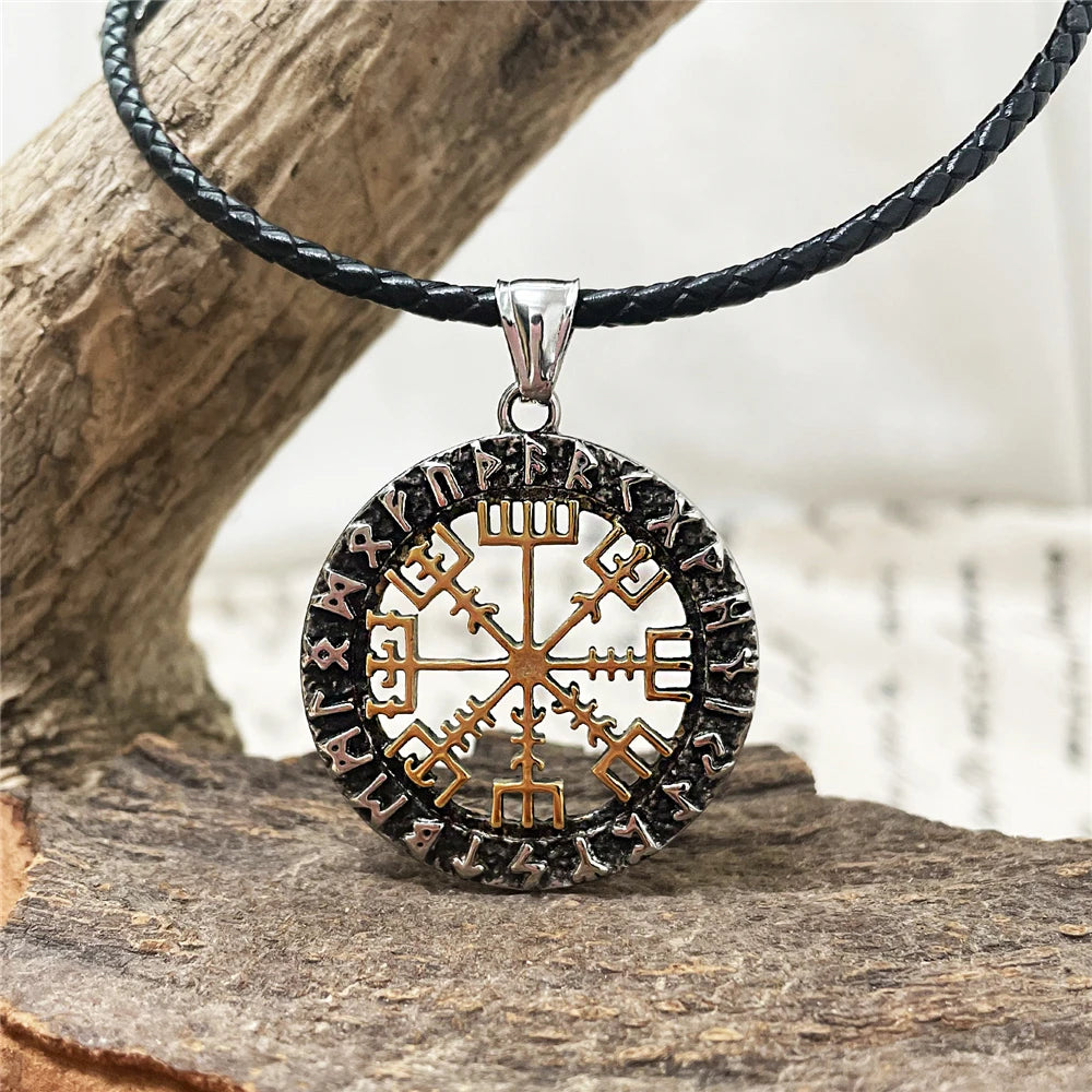 Colgante Nórdico Vegvísir — Brújula Vikinga de Acero Inoxidable