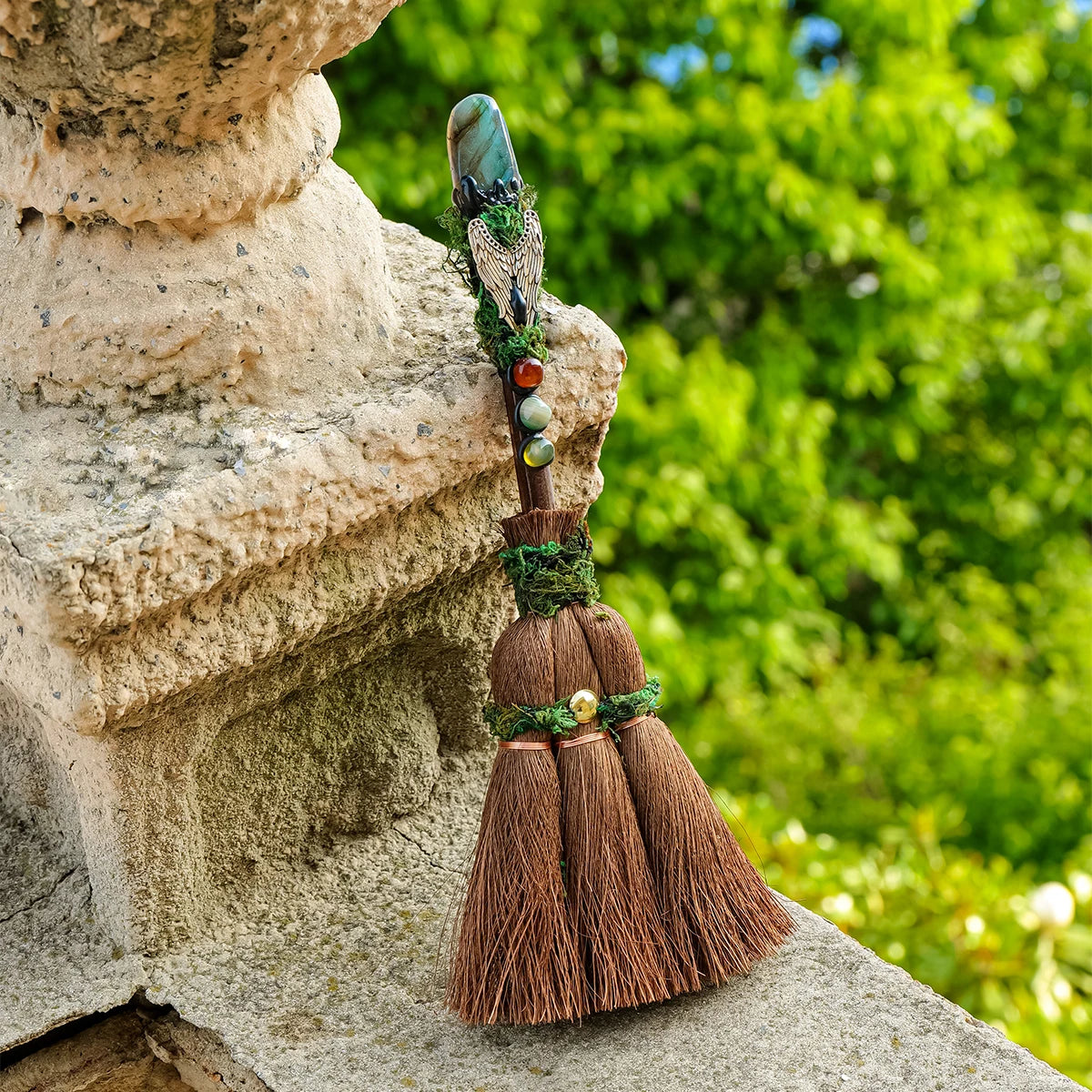 Escoba Ritual de Bruja con Cristal Natural — Decoración de Altar
