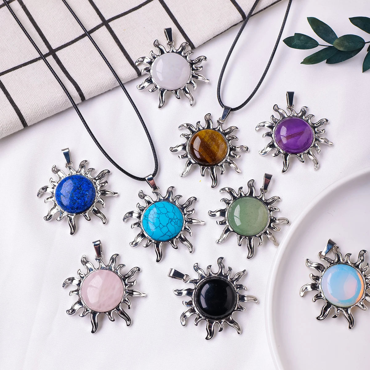 Colgante del Sol de Apolo con Cristal Natural — Amuleto Solar