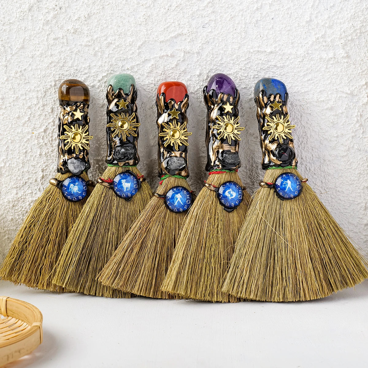 Escoba Mágica de Bruja con Cristal Natural — Amuleto Ritual