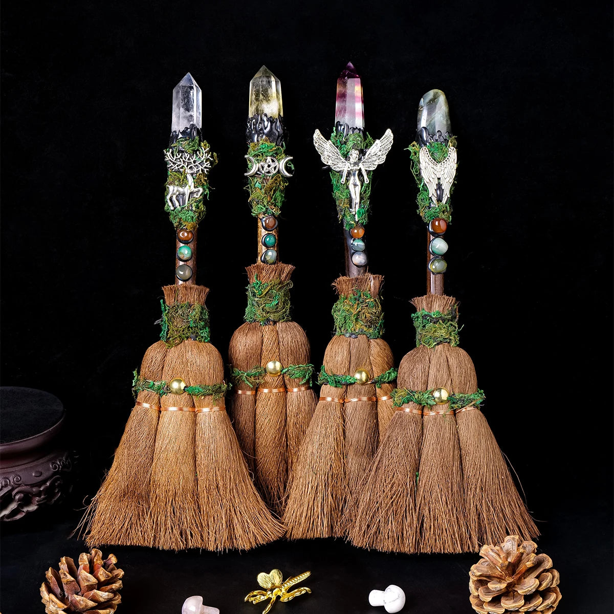 Escoba Ritual de Bruja con Cristal Natural — Decoración de Altar